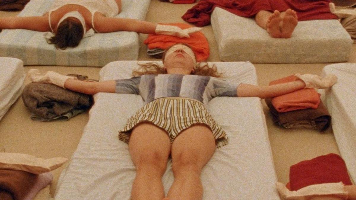 Algunas comunas experimentaron con terapias radicales y dinámicas de grupo extremas para intentar deconstruir la personalidad heredada.