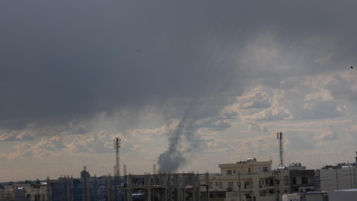 Una columna de humo tras un ataque con drones iraníes contra el aeropuerto de Erbil, Irak, el 28 de febrero de 2026.