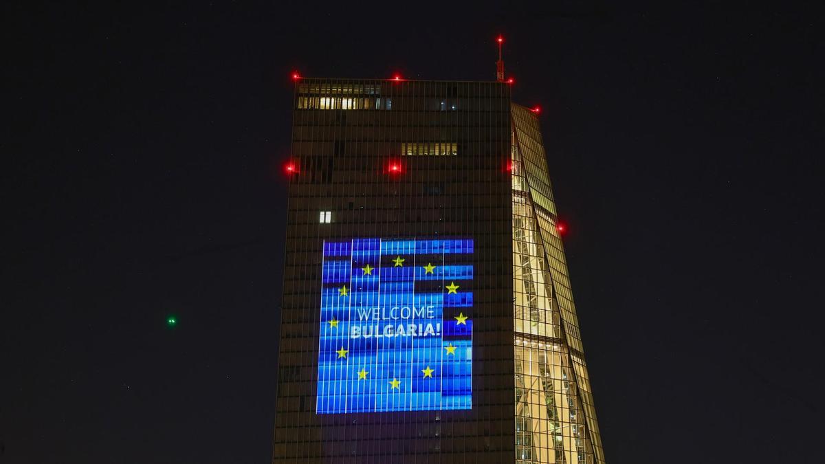 La sede del BCE en Frankfurt ceebra la entrada de Bulgaria en la Eurozona