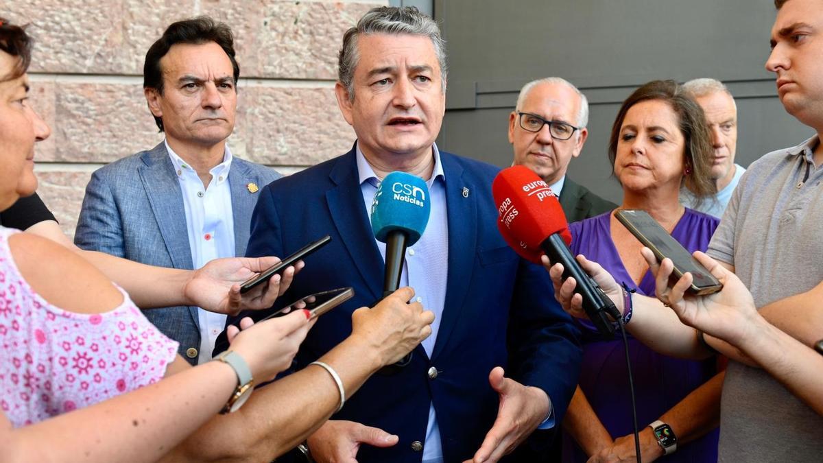 Antonio Sanz atiende a los medios