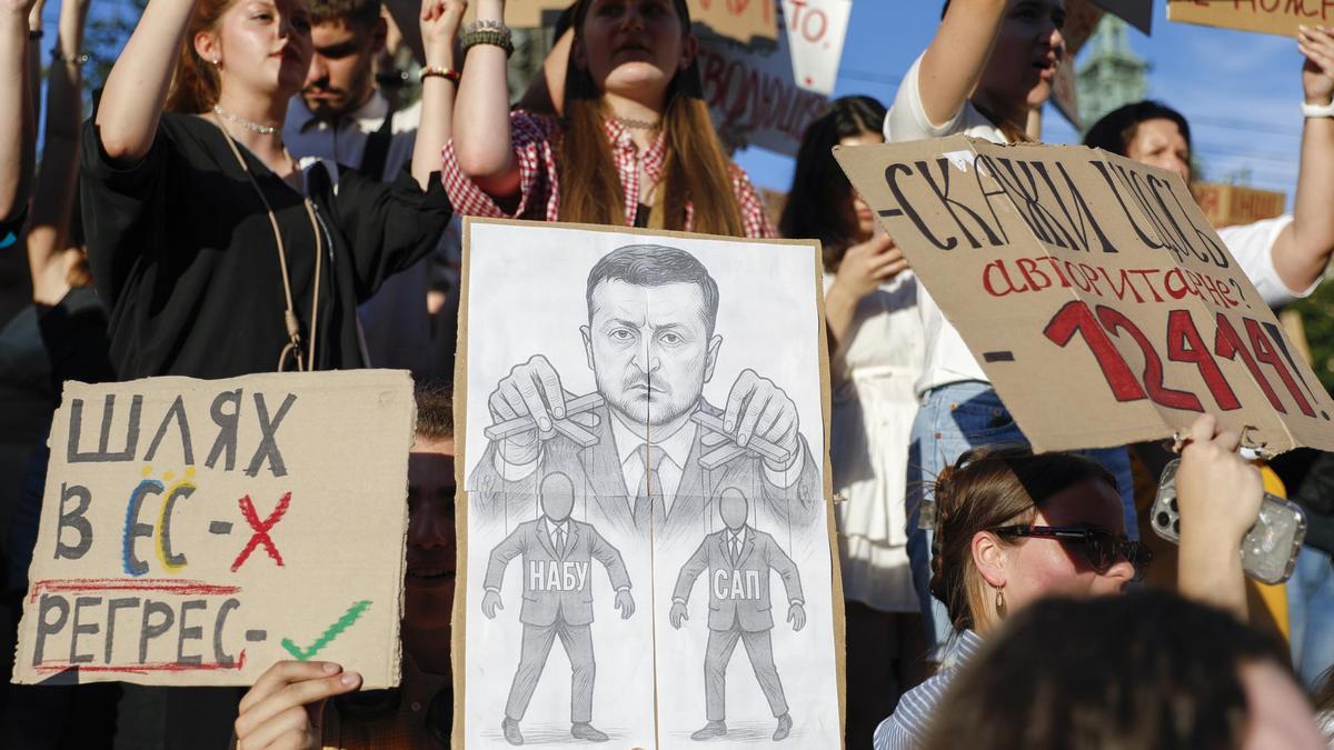 Ucranianos participan en una protesta contra la restricción de la autonomía de las autoridades anticorrupción ucranianas en Lviv, Ucrania