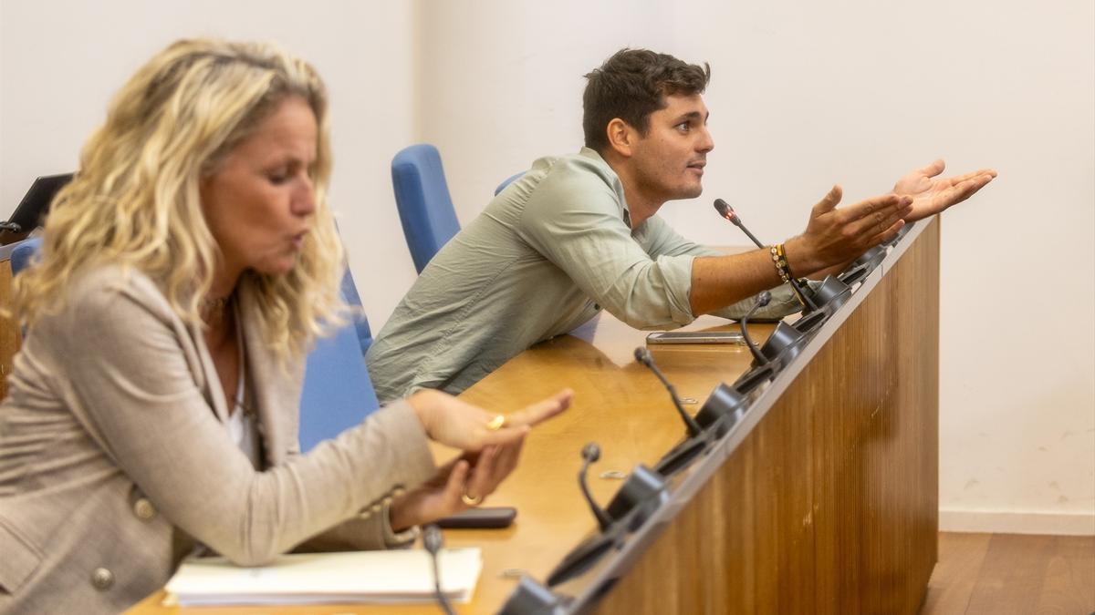 Vito Quiles durante la rueda de prensa del portavoz del PSOE posterior a la Junta de Portavoces, en el Congreso de los Diputados, a 1 de octubre de 2025, en Madrid (España).