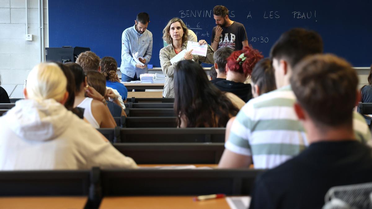 Profesores reparten uno de los exámenes de las pruebas de acceso a la universidad.