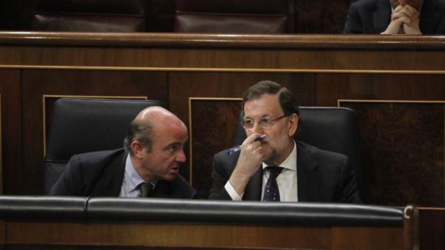 Rajoy arropará a De Guindos en la presentación de su libro tras el 'caso Soria'