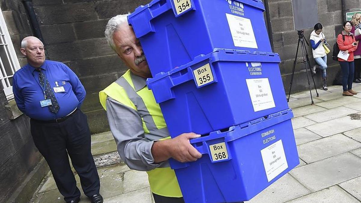 Un operario carga las urnas electorales en un camión en un almacén en la jornada anterior a la celebración del referéndum en Edimburgo (Escocia).
