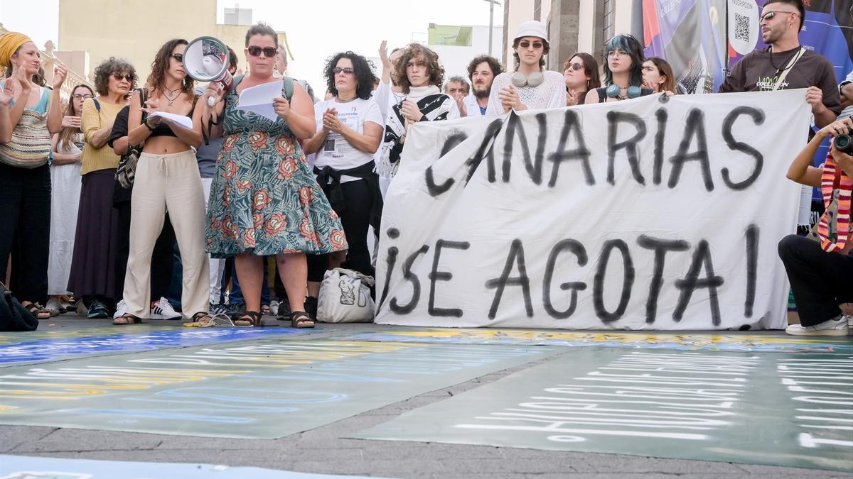 Protestas por la paralización de las obras del hotel que se construye junto a la playa de La Tejita y del complejo vacacional denominado 'Cuna del Alma', en el puertito de Adeje