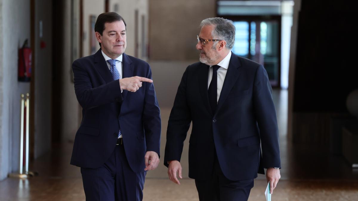 Abascal vuelve a someter al PP en Castilla y León y enseña a Moreno el camino para repetir en la Junta