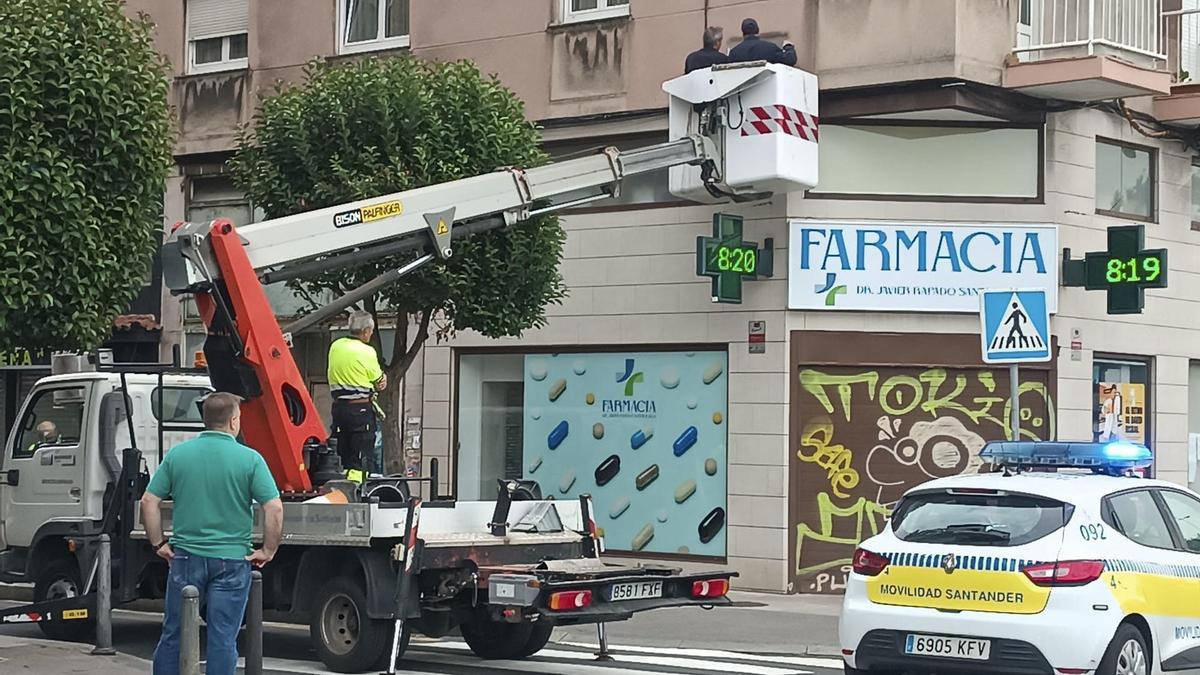 Retirada de una placa franquista en Santander.