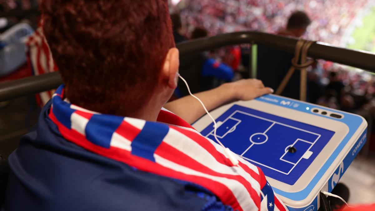 Telefónica y Atlético de Madrid ofrecen una solución tecnológica pionera para aficionados con discapacidad visual