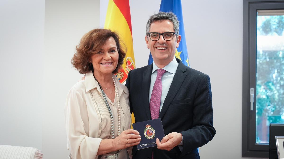 La presidenta del Consejo de Estado, Carmen Calvo, y el, ministro de la Presidencia, Félix Bolaños, posan antes de una reunión celebrada en julio de 2024.