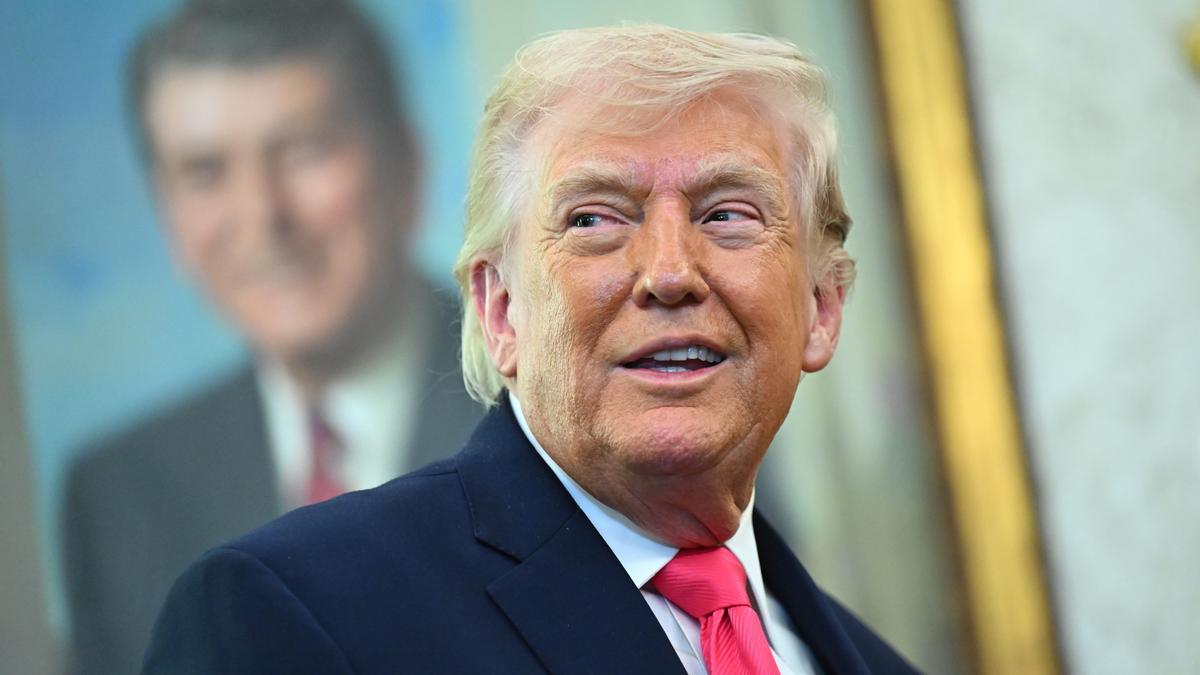 El presidente de Estados Unidos, Donald Trump, pronuncia un discurso en el Despacho Oval de la Casa Blanca, en Washington.