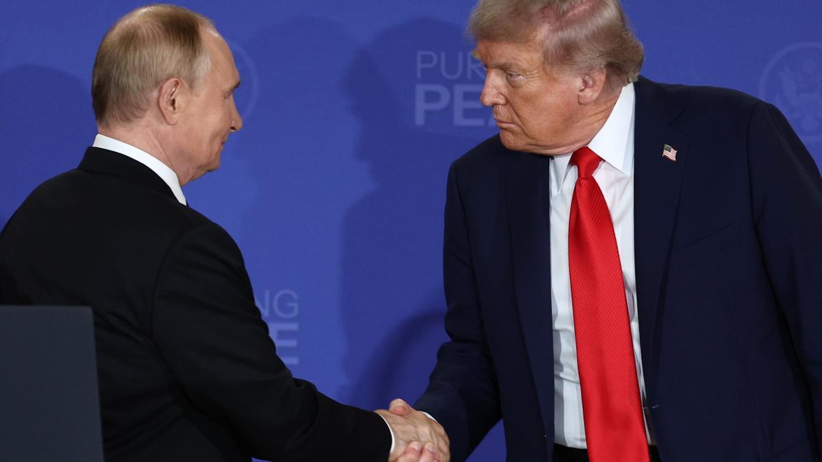 Putin y Trump se estrechan la mano tras la cumbre en Alaska.