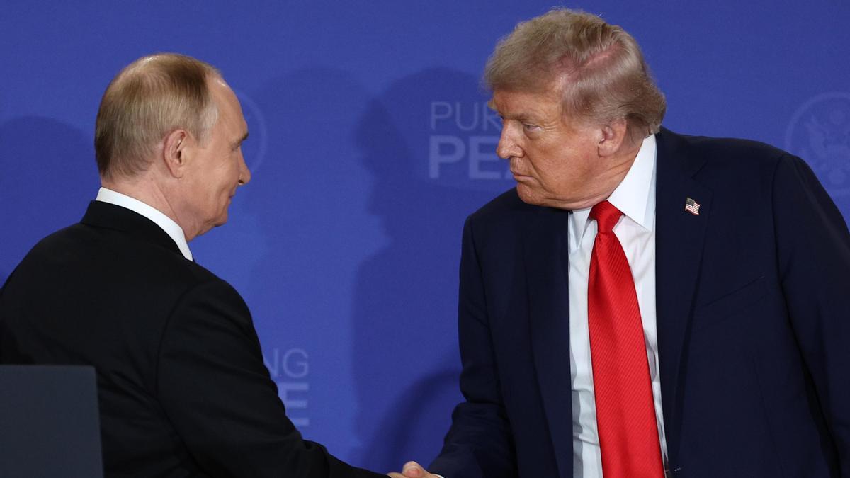 Putin y Trump se estrechan la mano tras la cumbre en Alaska.