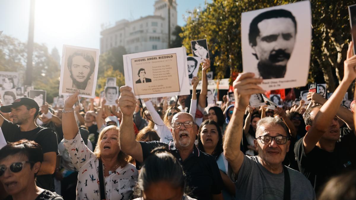 Una multitud sale a las calles en Argentina para conmemorar 50 aniversario de la dictadura.