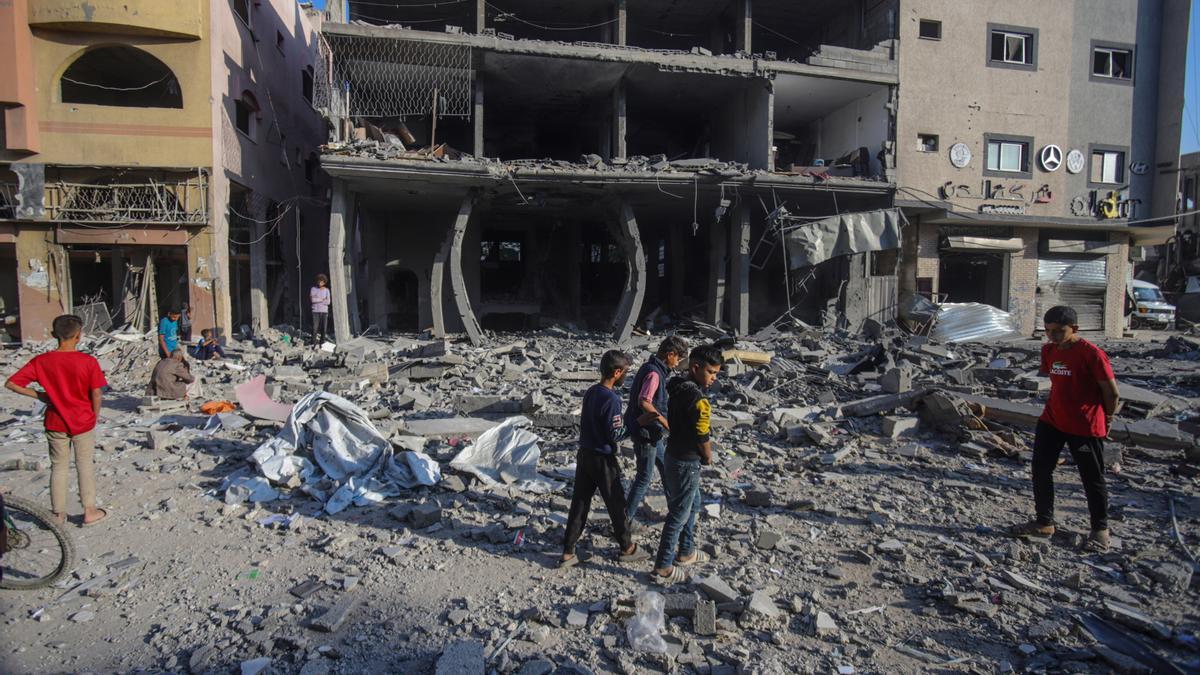 Palestinos inspeccionan un edificio destruido tras un ataque aéreo israelí en la calle Al Nasr en la ciudad de Gaza, al norte de la Franja de Gaza.