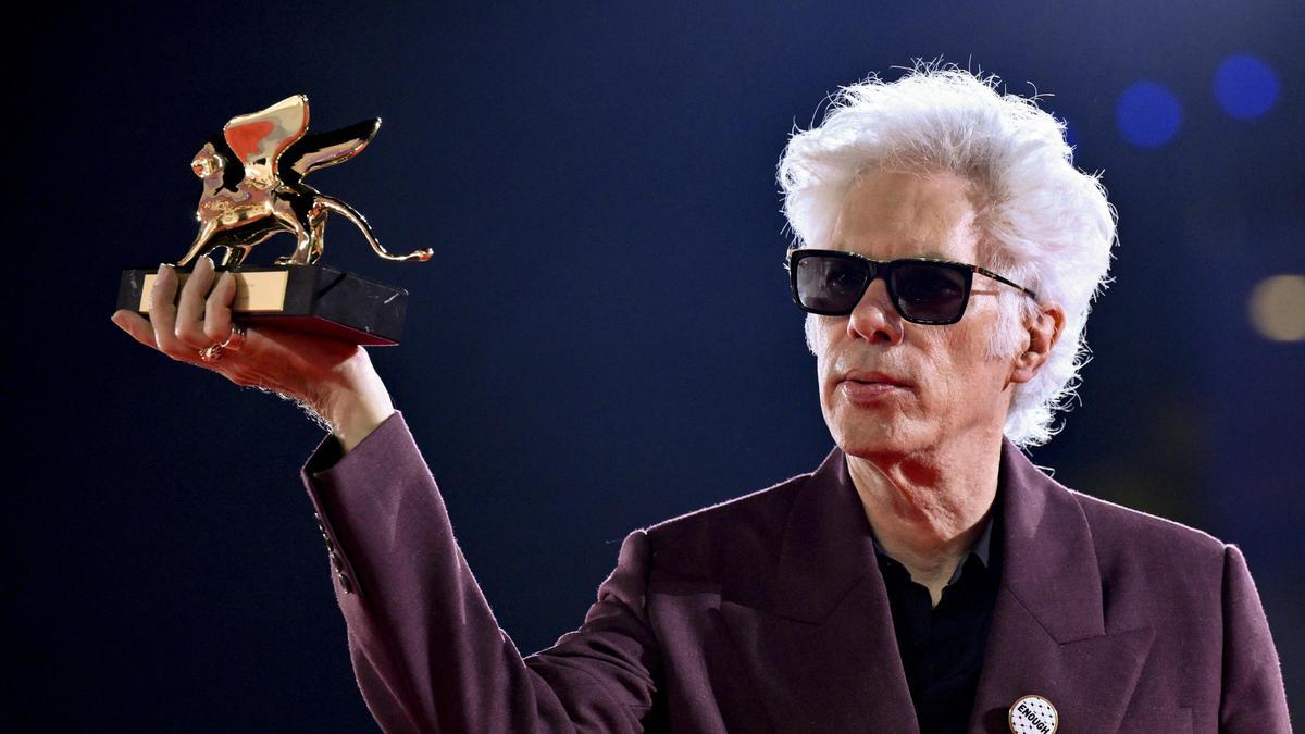 El cineasta Jim Jarmusch posa con su León de Oro en el Festival de Venecia.