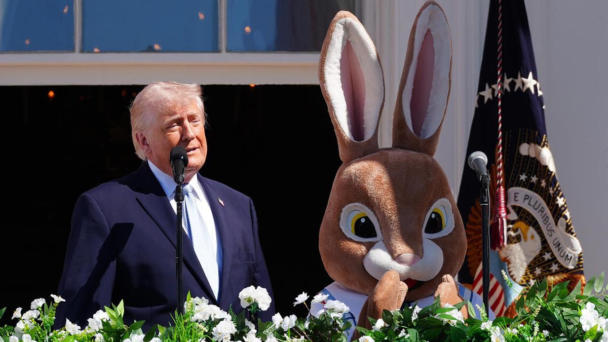 El presidente de Estados Unidos, Donald Trump, acompañado de un conejo de Pascua disfrazado, habla durante la apertura de los jardines de la Casa Blanca.