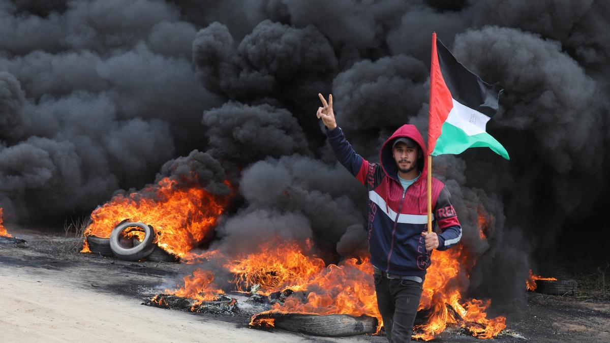 Archivo - Jóvenes palestinos queman neumáticos durante una protesta cerca de la frontera entre Israel y Gaza.