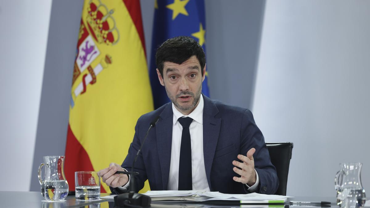 El ministro de Derechos Sociales, Consumo y Agenda 2030, Pablo Bustinduy durante la rueda de prensa tras el Consejo de Ministros celebrao este martes en el Palacio de la Moncloa, Madrid.