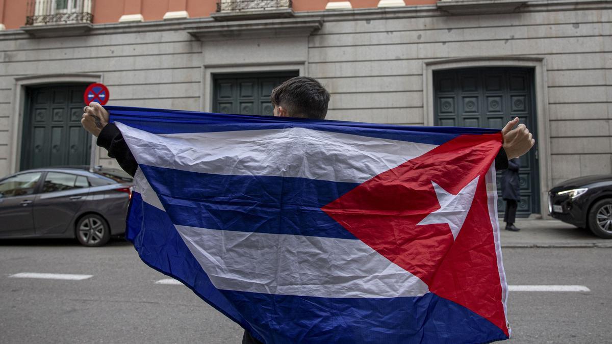 Un manifestante con una bandera de Cuba frente al Ministerio de Exteriores.