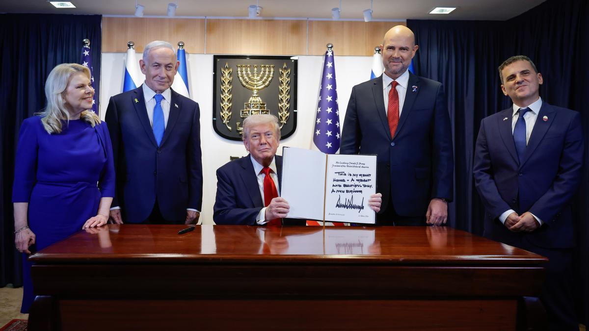 Trump, el presidente del Parlamento israelí, Amir Ohana, y el presidente israelí, Benjamín Netanyahu, en el Knéset en Jerusalén (Israel).