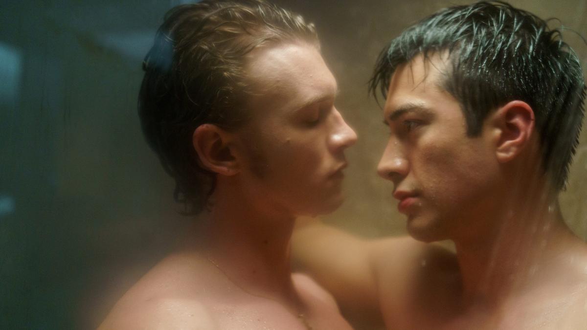 Los actores Connor Storrie y Hudson Williams en la serie 'Más que rivales'