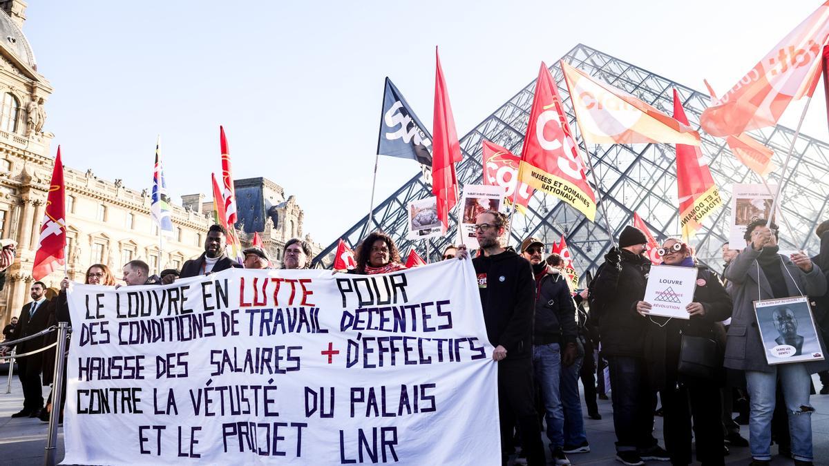 Trabajadores del Louvre pertenecientes a diversos sindicatos, entre ellos CGT, CFDT y SUD, sostienen una pancarta en París, Francia, el 15 de diciembre de 2025.