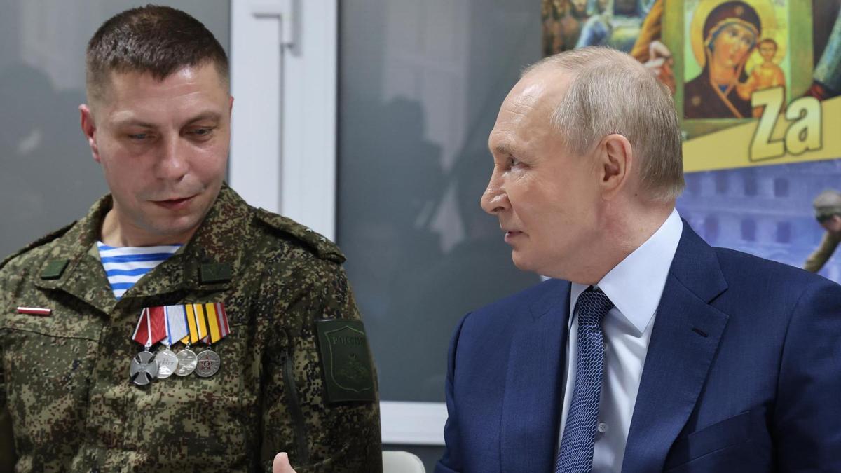 Vladimir Putin visita un centro médico militar en Moscú.