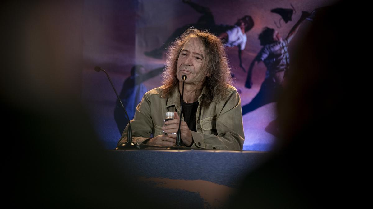 Robe se va por la vereda de la puerta de atrás: 