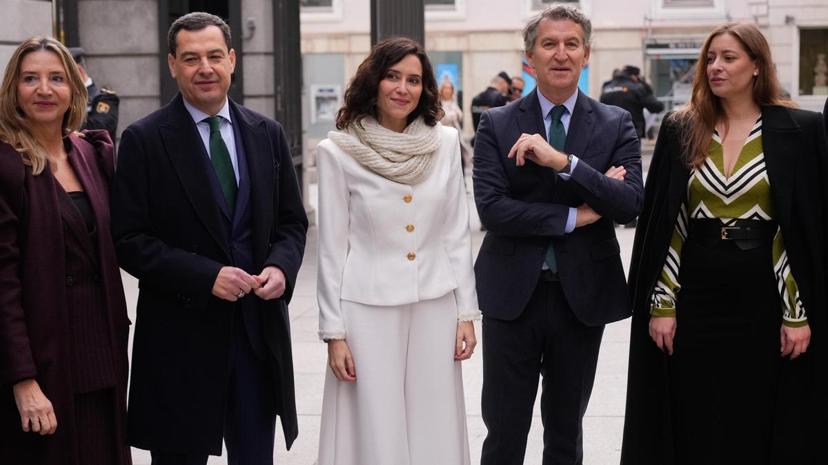 El líder del Partido Popular, Alberto Núñez Feijóo (2d), junto a la presidenta de la Comunidad de Madrid, Isabel Díaz Ayuso (c), el presidente de Andalucía, Juanma Moreno (2i), y la portavoz del PP en el Congreso, Ester Muñoz (d), a su llegada al acto institucional por el Día de la Constitución