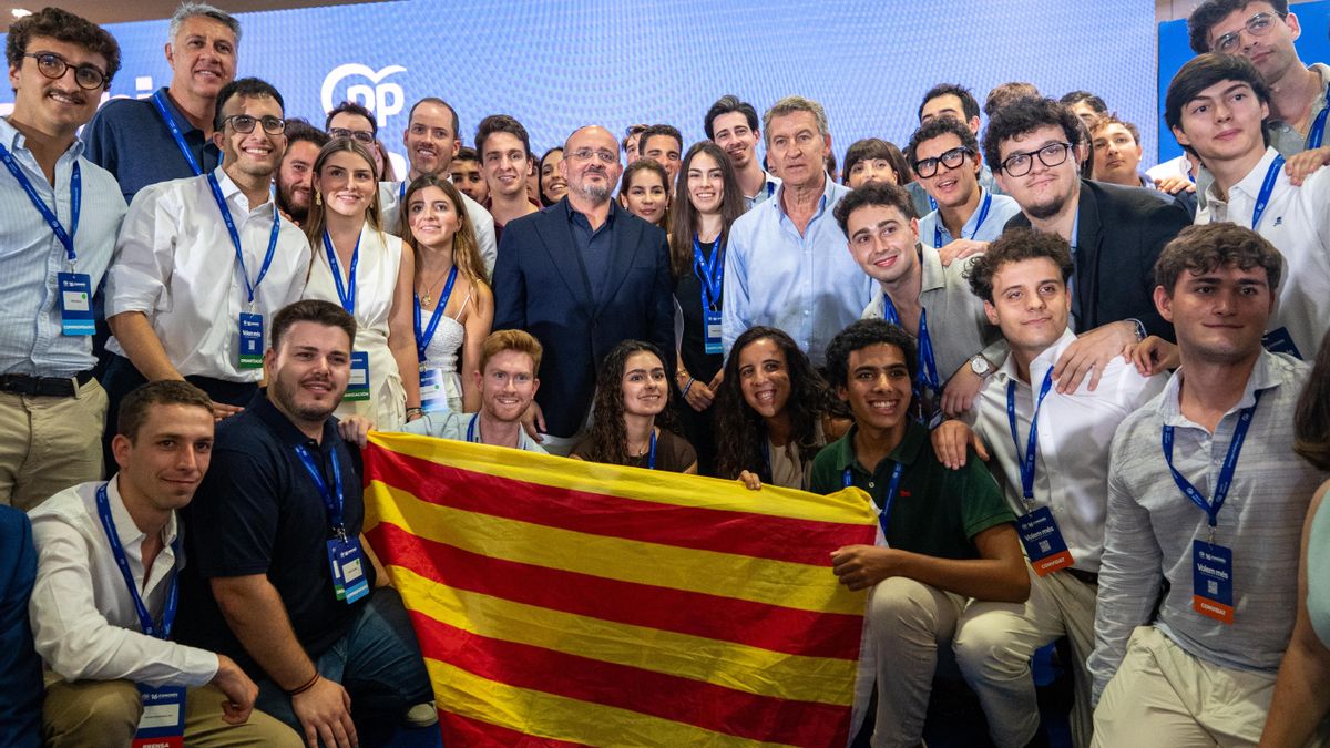 Foto de familia tras la reelección del presidente de PP de Cataluña, Alejandro Fernández, durante el XVI Congreso Extraordinario del PP