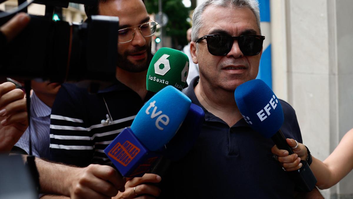 Santos Cerdán en las inmediaciones de su domicilio