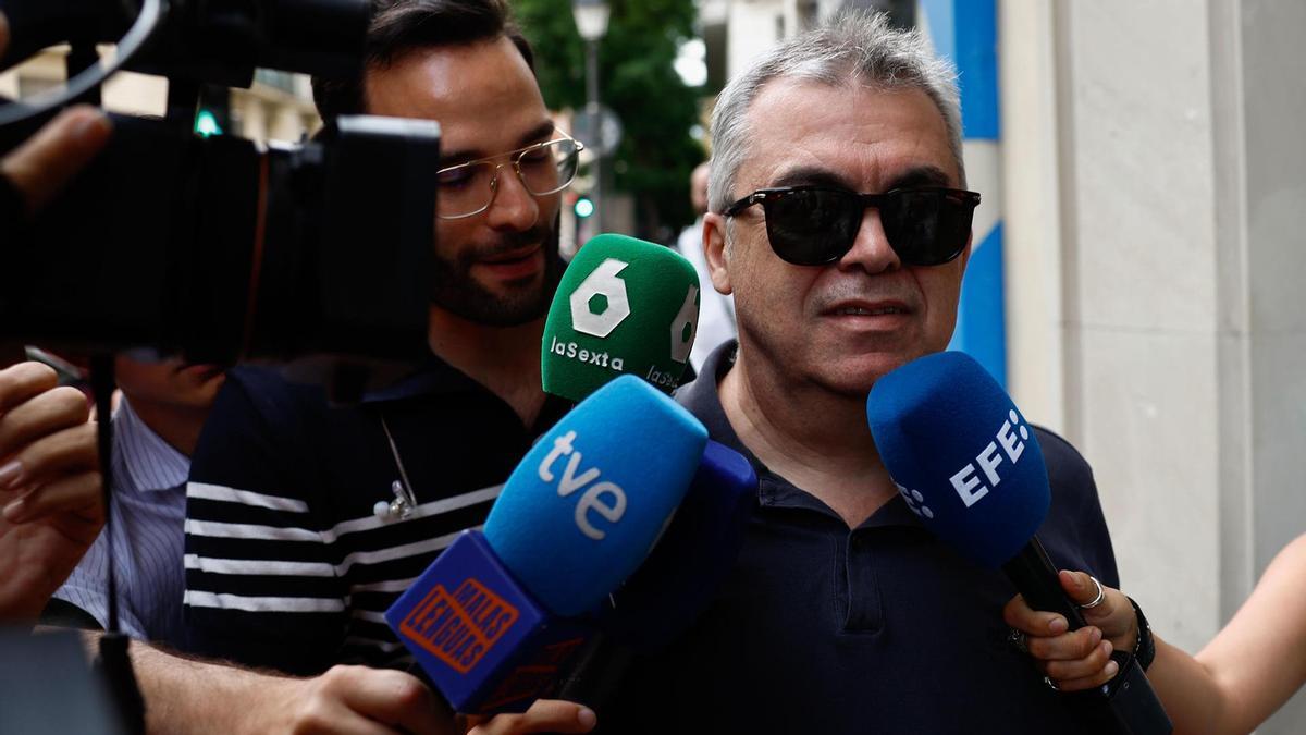 Santos Cerdán en las inmediaciones de su domicilio