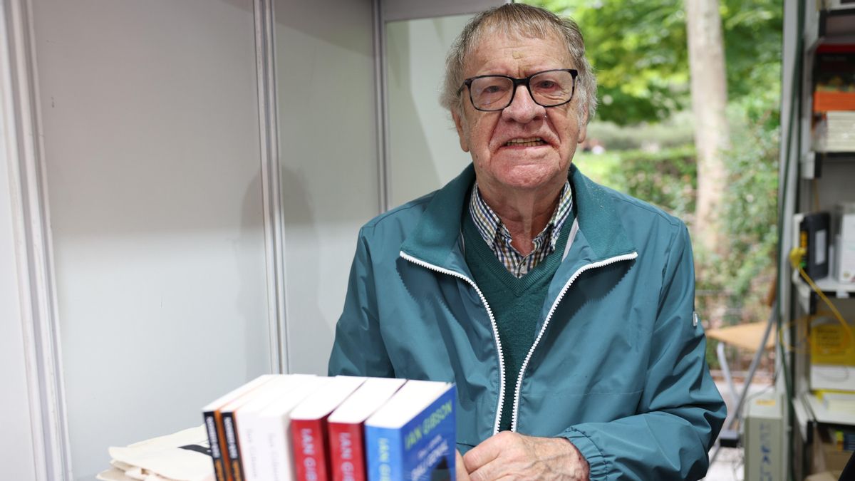 El hispanista Ian Gibson durante la firma de libros en la Feria del Libro de Madrid 2023.
