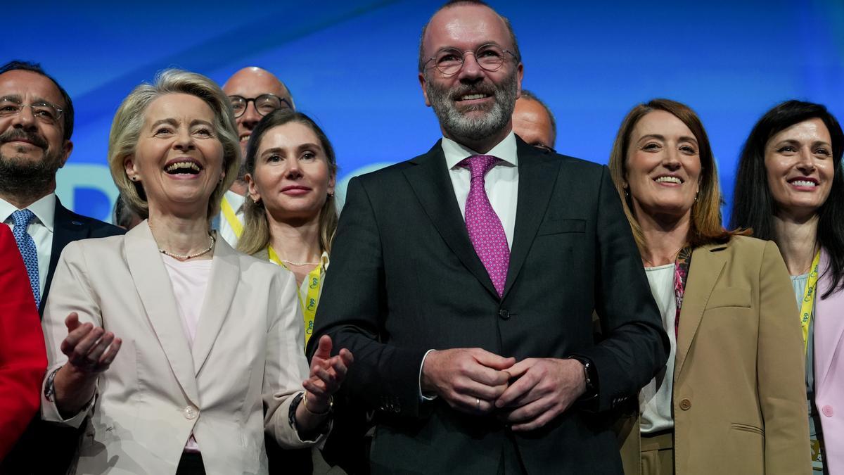El presidente del Partido Popular Europeo, Manfred Weber (c) y la presidenta de la Comisión Europea, Ursula Von Der Leyen (i), durante el Congreso del Partido Popular Europeo (PPE)