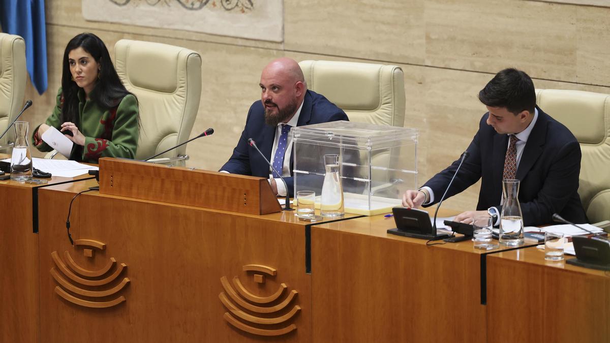 El diputado popular Manuel Naharro Gata toma asiento de su nuevo cargo tras ser proclamado nuevo presidente de la Asamblea.