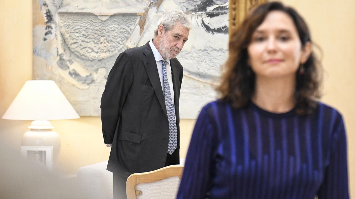 La presidenta de la Comunidad de Madrid, Isabel Díaz Ayuso, y el jefe de gabinete de Ayuso, Miguel Ángel Rodríguez.