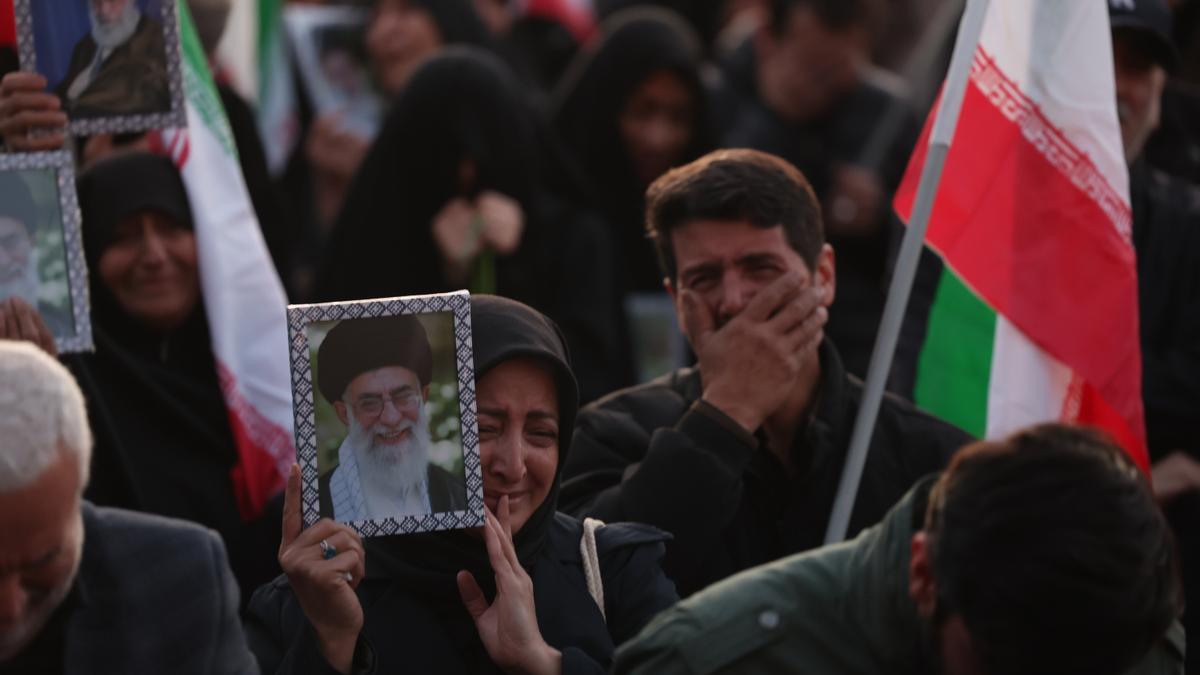 Numerosas personas se han concentrado en la plaza Enqelab de Teherán, en señal de duelo tras la muerte del líder supremo iraní, el ayatolá Alí Jamenei.