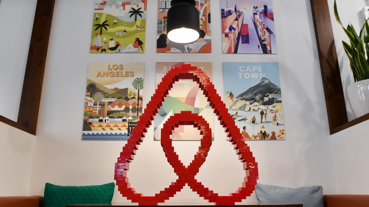 Consumo sanciona con 64 millones a Airbnb por anunciar viviendas sin licencia