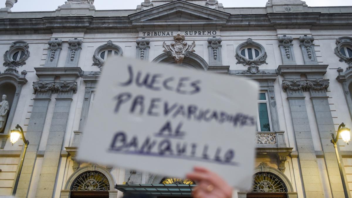 Manifestantes, durante una concentración para protestar por la condena al ex Fiscal General del Estado, frente a la sede del Tribunal Supremo.