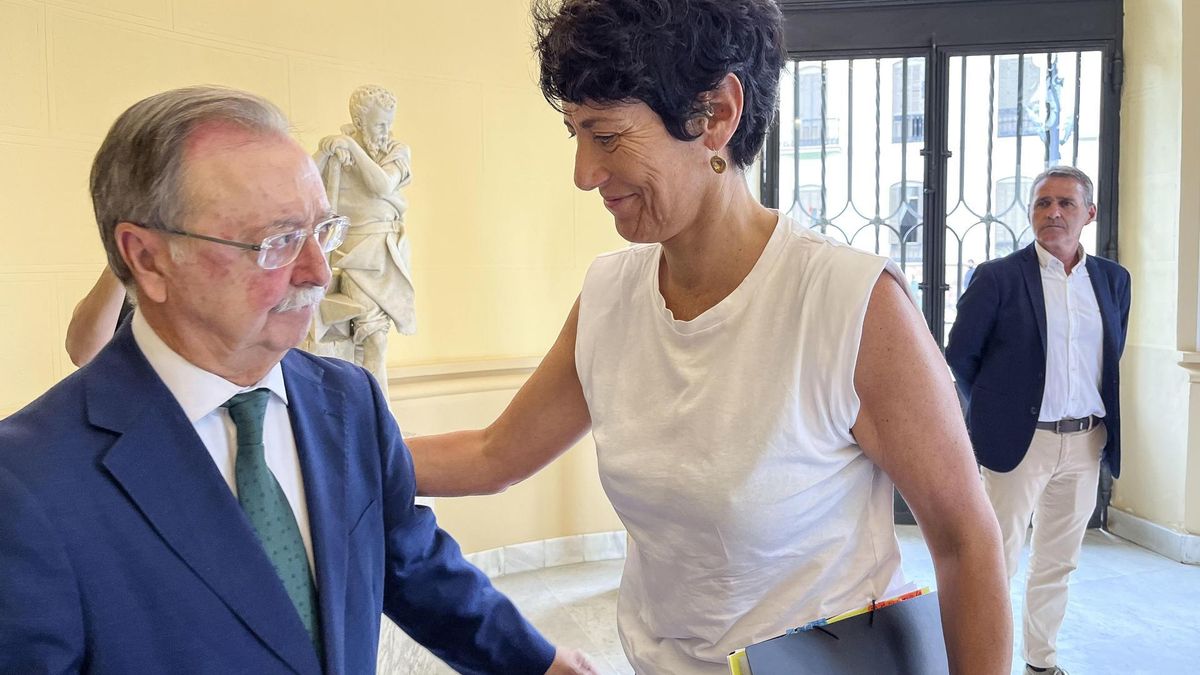 El presidente de la Ciudad Autónoma de Ceuta, Juan Jesús Vivas Lara (i), recibe este lunes a la ministra de Inclusión, Seguridad Social y Migraciones y portavoz del Gobierno, Elma Saiz (d).