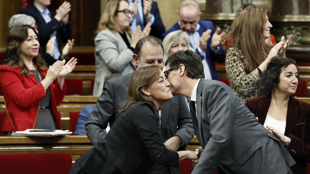 El presidente de la Generalitat, Salvador Illa felicita a la consellera de Territorio, Vivienda y Transición Ecológica y Portavoz del Govern, Silvia Paneque tras las votaciones en el Parlament.