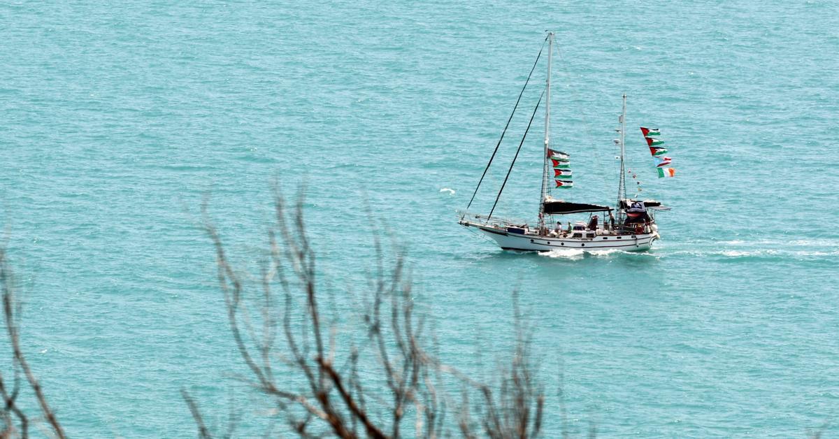 La flotilla con destino a Gaza denuncia "al menos 13 explosiones" y cortes de comunicación en su travesía