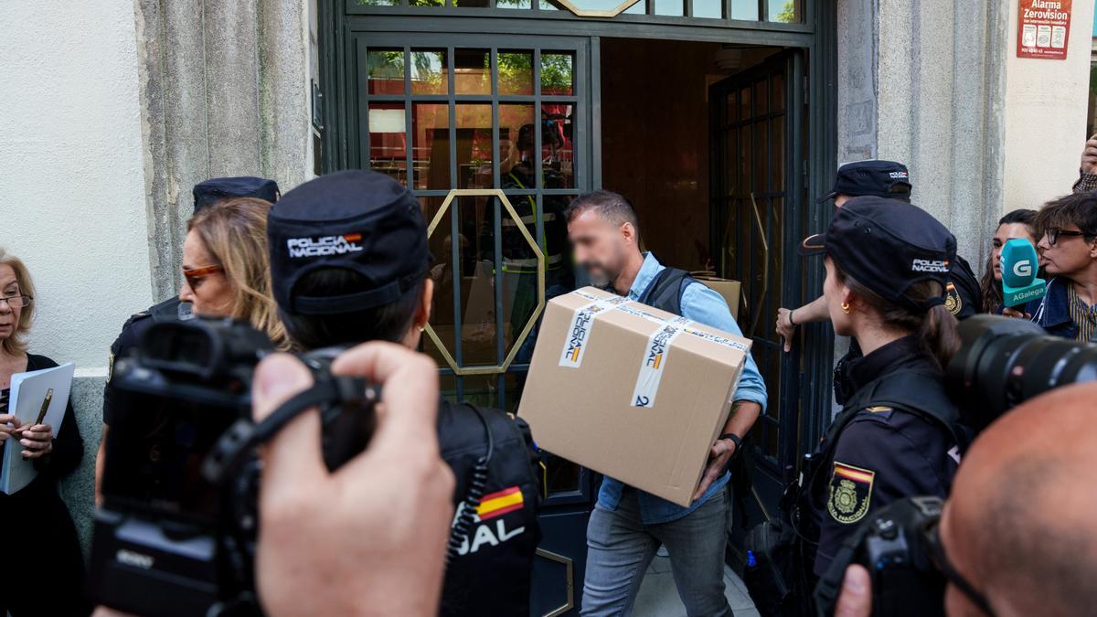 Agentes de la Policía Nacional salen de la oficina de Zapatero en Ferraz.