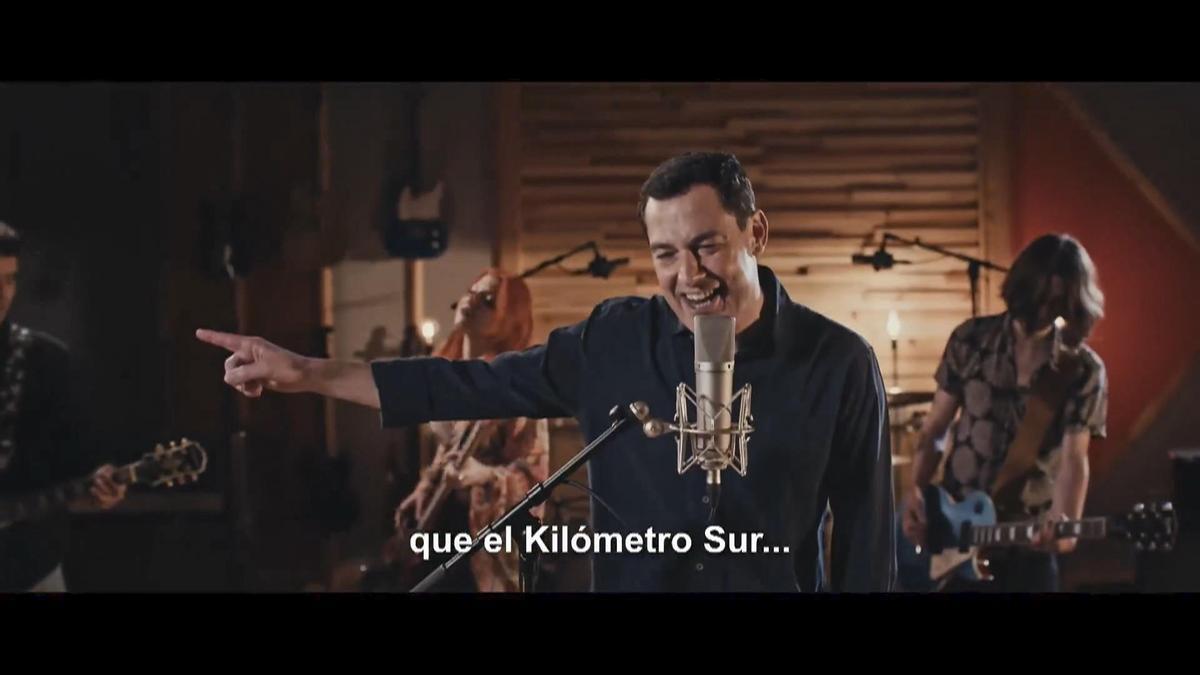 Captura tomada del presidente de la Junta de Andalucía y candidato del PP a la reelección, Juanma Moreno, mientras canta "Kilómetro sur", el himno de campaña de su partido.