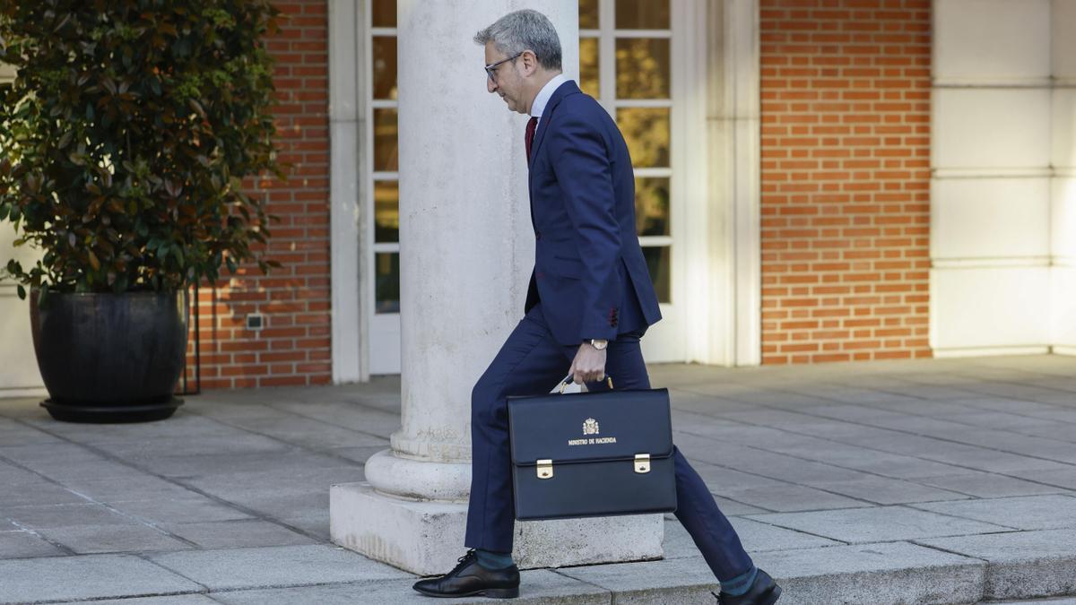 El nuevo ministro de Hacienda, Arcadi España, asiste en el Palacio de la Moncloa a su primera reunión del Consejo, el pasado 31 de marzo.