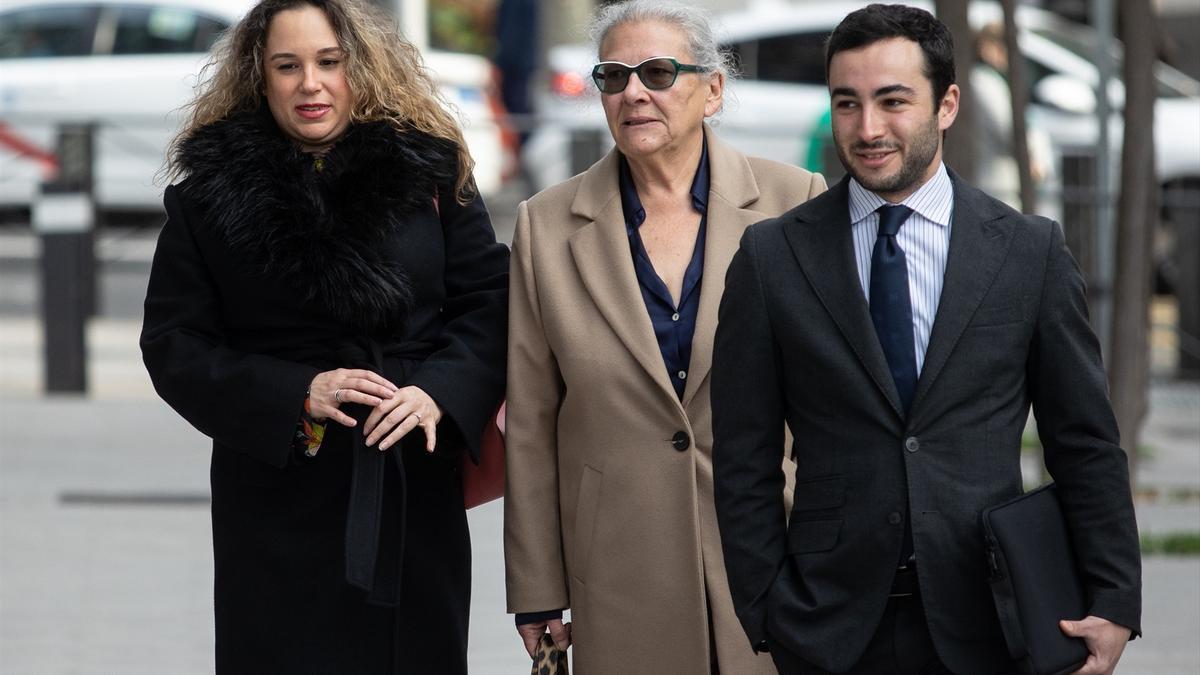 La empresaria Carmen Pano(d), y su hija, Leonor González Pano(i), a su llegada a la Audiencia Nacional de Génova, a 18 de febrero de 2025, en Madrid (España).