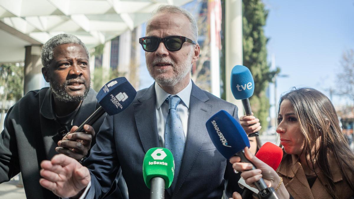 El abogado de Begoña Gómez, Antonio Camacho, atiende a los medios a su llegada a los Juzgados de Plaza de Castilla.