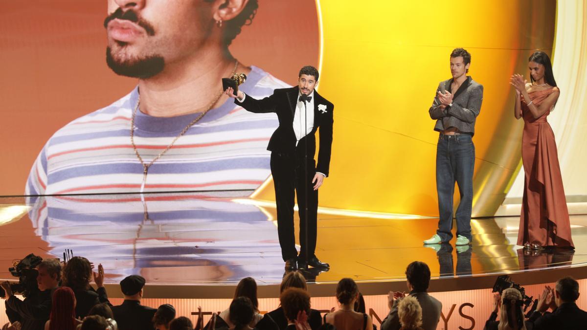 El rapero puertorriqueño Bad Bunny recibe el premio al Álbum del Año durante la 68ª ceremonia de los Premios Grammy.