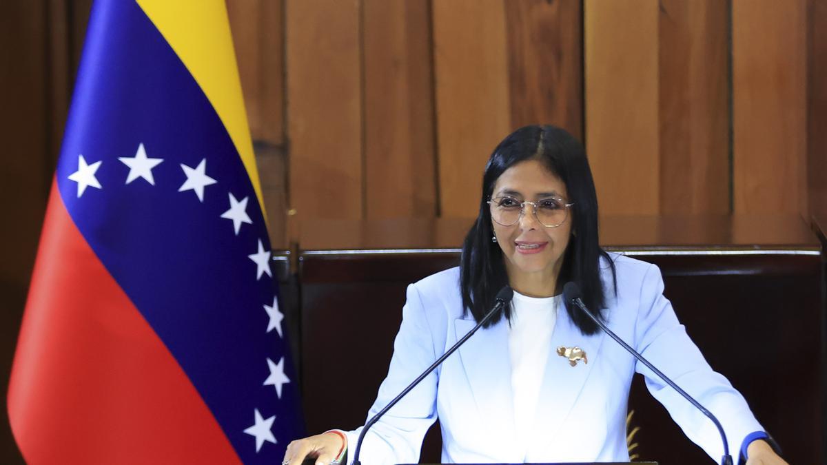 Fotografía cedida por el Palacio de Miraflores que muestra a la presidenta encargada de Venezuela, Delcy Rodriguez, hablando durante un acto de gobierno este viernes, en Caracas (Venezuela).
